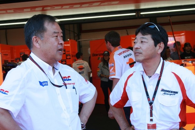 Ο Makamoto του HRC και ο Υamada της Bridgestone, χαρούμενοι με την επίδοση του Pedrosa